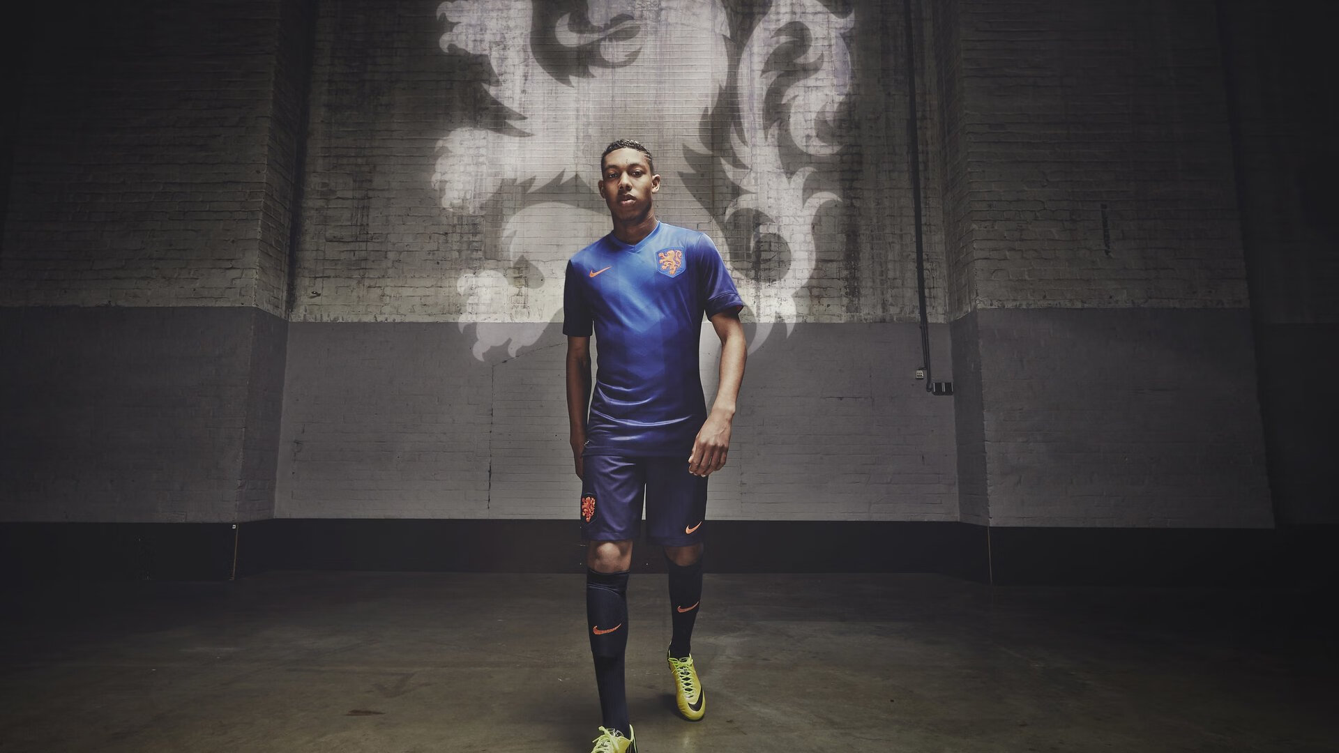 九游官网入口下载-冠军球队球员参与社区文化活动促进城市体育文化建设,社区足球文化